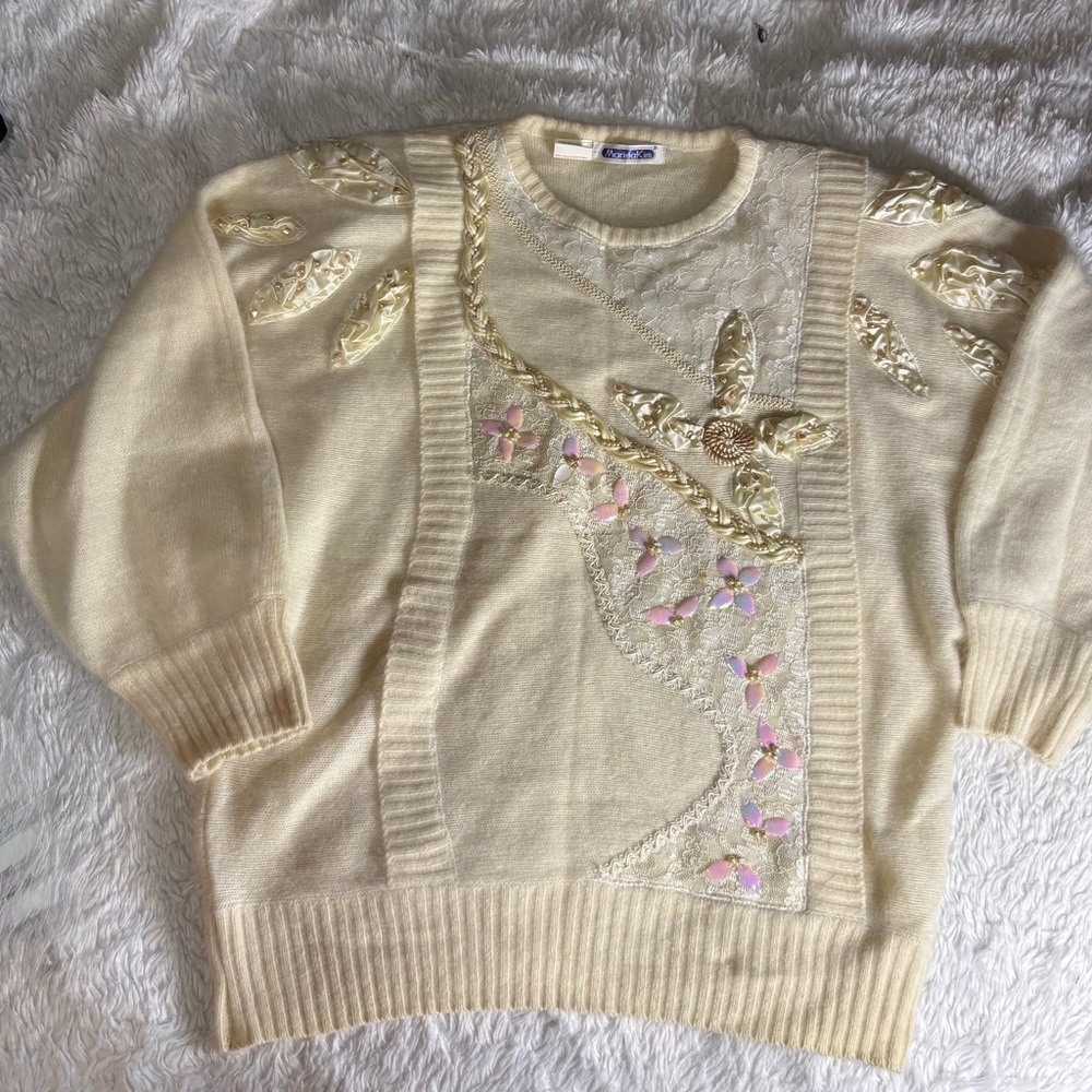 VTG MARIEA KIM Ivory Lambs Wool
Angora Blend Dolman Sleeve
Embellished Sweater M